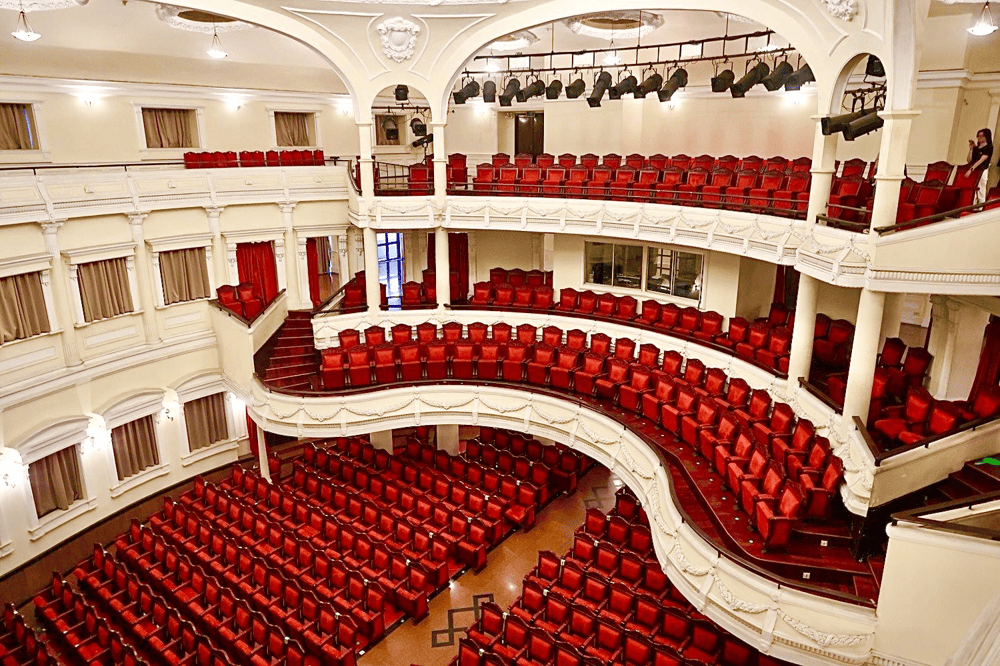 The Ho Chi Minh City Opera House interior features an elegant French colonial design, with intricate balconies, and a grand stage, creating a timeless setting for world-class performances (Source: Fanpage Nhà hát Thành phố)